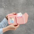 thumbnail image 1 of Pequeña billetera triple para mujer Macarena de cuero compacta Monedero rosado, 1 of 8