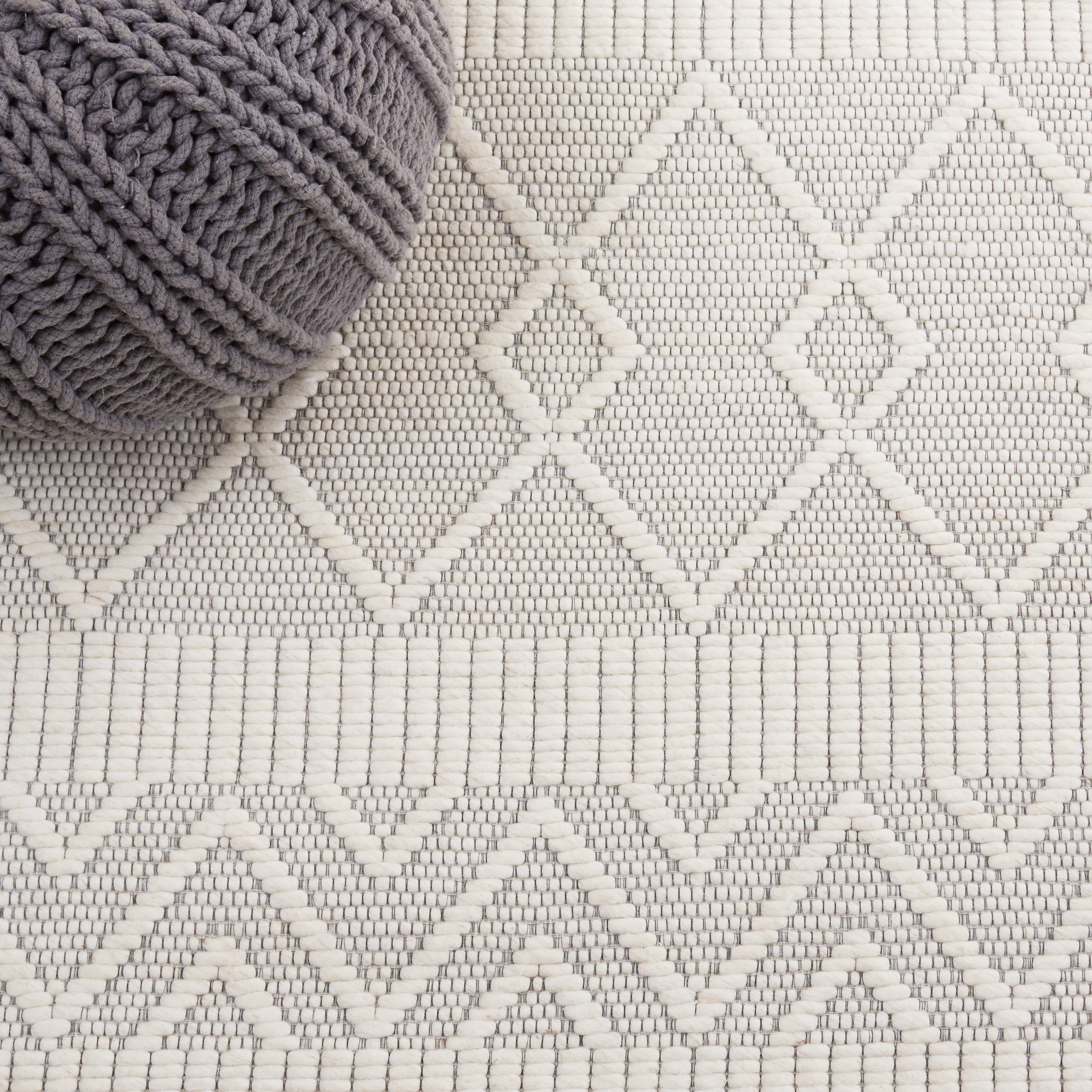 SAFAVIEH Marbella Chase Geometric Area Rug, Ivory/Beige, 6' x 6' Round