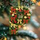 thumbnail image 4 of Adornos navideños artesanales decorativos para el árbol, monogramas decorativos acrílicos 2D con gorro de Papá Noel, 26 letras, adornos navideños colgantes para manualidades, decoración navideña para, 4 of 5