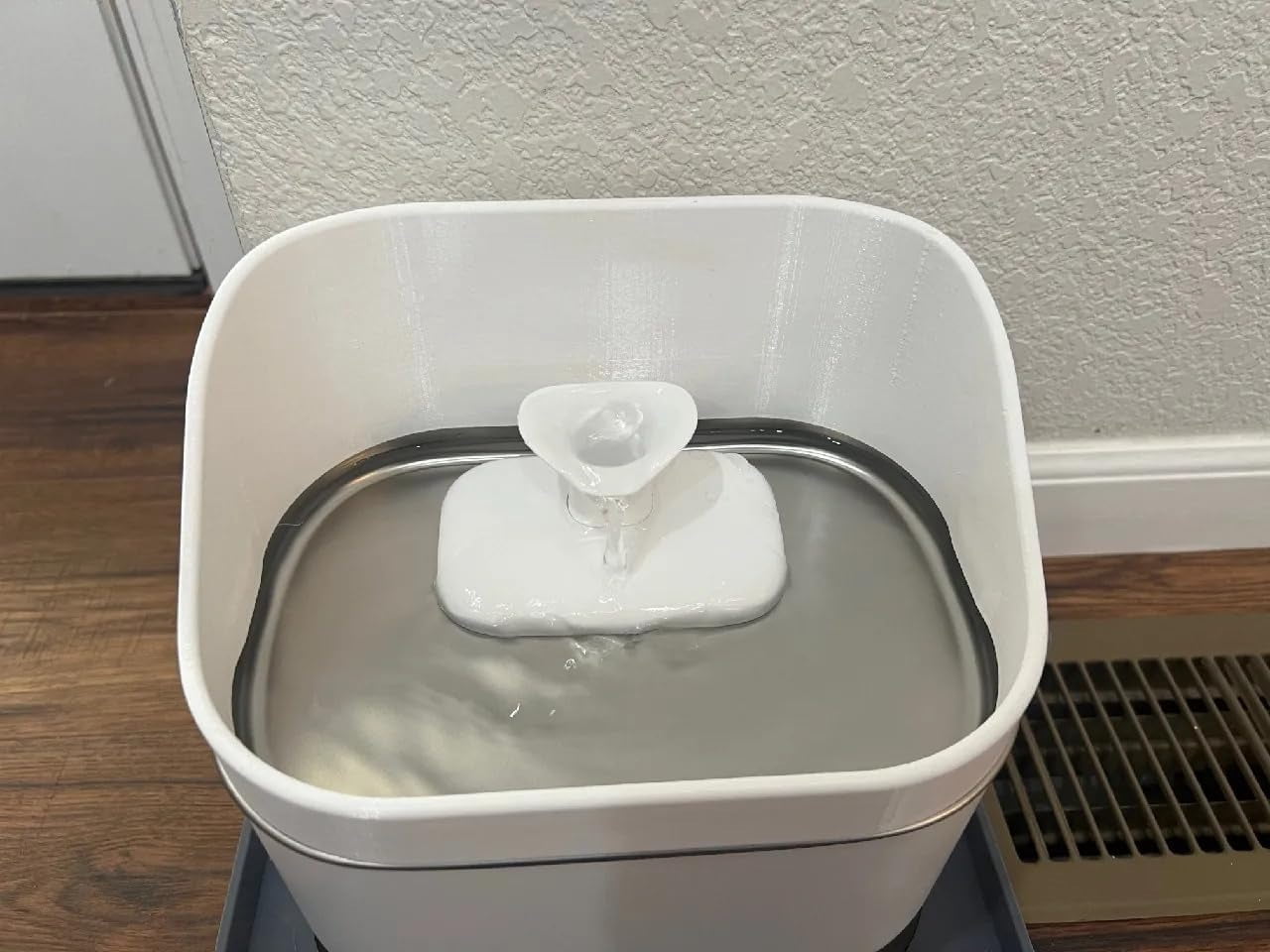 Cat Water Fountain Splash Guard for PETLIBRO DockStream, Prevent Water Spills, Fits Stainless Steel Basin, Easy to Remove & Clean