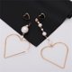 thumbnail image 5 of Pendientes asimétricos de aleación en forma de corazón para mujer con decoración de perlas de imitación, regalo de joyería, 5 of 5