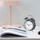 thumbnail image 4 of Reloj despertador pequeño de metal con dos campanas fuertes y luz nocturna silenciosa sin tictac, 4 of 5