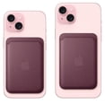 thumbnail image 4 of Cartera FineWoven para iPhone de Apple con MagSafe Mulberry, 4 of 5