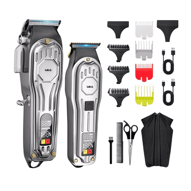 cortadoras de cabello lab.g metálico kit de máquina de cortar pelo plateado Kit con cortadora eléctrica y recortadora metálicas plateadas, vista frontal centrada de dos máquinas con pantallas LED que muestran batería y avisos, palanca lateral y cabezales de acero lavables; incluye 7 peines guía (3 pequeños: 1 mm, 2 mm, 3 mm; 4 grandes: 1.5 mm, 3 mm, 4.5 mm, 6 mm), capuchones, tijeras, peine, capa de corte, cepillo y dos cables USB; adecuado para corte y acabado de cabello y barba en casa.