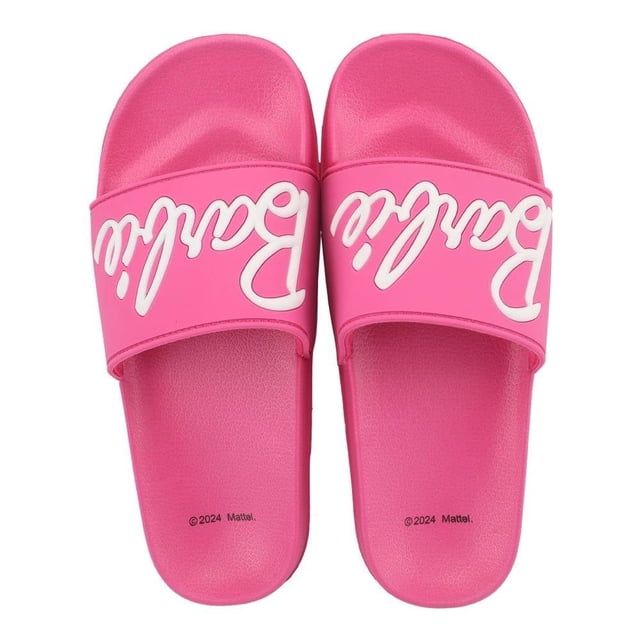 sandalias barbie talla 23 logo rosa sandalias tipo slide rosa con tira ancha superior con logo Barbie en relieve blanco, plantilla moldeada y suela texturizada antiderrapante, vista frontal centrada sobre fondo claro; también suelen usarse como sandalias casuales para playa o casa.