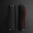 thumbnail image 1 of Puños de bicicleta de cuero ergonómicos Puños de bicicleta de montaña con absorción de impactos Puños de bicicleta antideslizantes Bloqueo de metal Negro y rojo Macarena Puños de manillar de bicicleta, 1 of 8