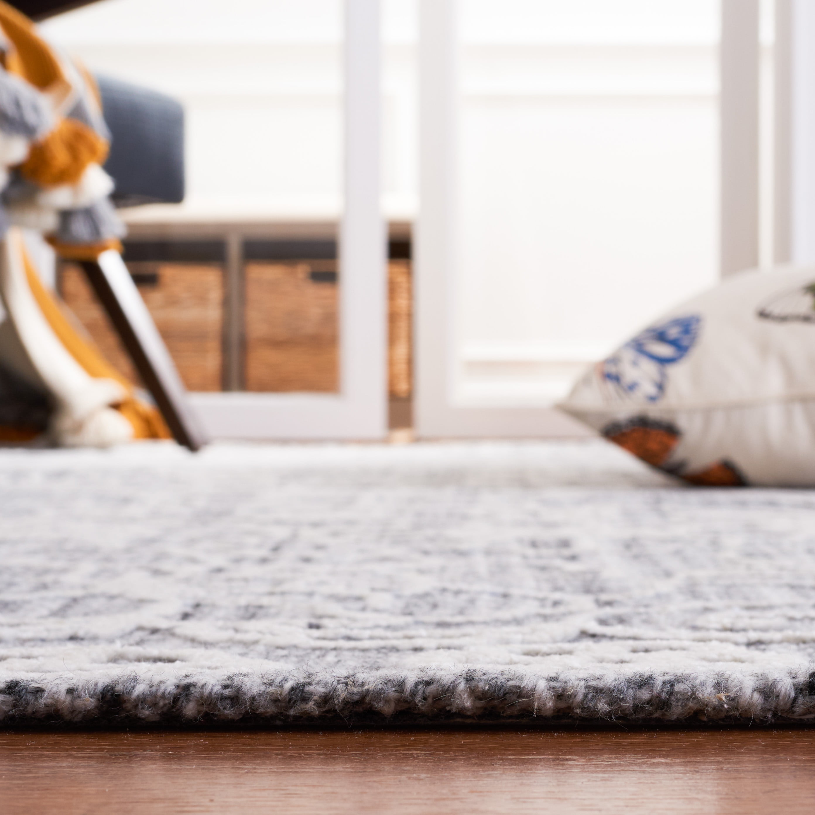 SAFAVIEH Marbella Zarif Floral Area Rug, Dark Grey/Ivory, 8' x 10'