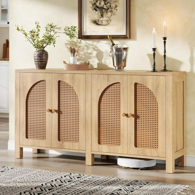 Tribesigns Buffet Bahut, un Meuble de 59 Pouces en Rotin credenza avec Fini Bois Naturel et Quatre Portes Décorées en Rotin. l'Armoire Présente un Plateau Spacieux et Deux Grands Compartiments de Rangement avec Tablettes Ajustables et Amovibles, Idéal pour Organiser les Appareils de Cuisine, la Vaisselle Ou les Essentiels de Salle à Manger. Fabriquée en MDF de Haute Qualité, Elle Résiste aux Taches, à la Chaleur et aux Égratignures, avec des Pieds Robustes pour la Stabilité. Présentée dans un Décor de Salle à Manger avec des Articles Décoratifs sur le Dessus, Mêlant Style Ferme et Esthétique Moderne.