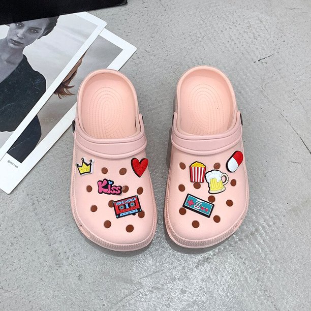 Zuecos bonitos de dibujos animados para hombre y mujer, sandalias con agujeros a la moda, zapatillas de suela gruesa, ropa exterior, paquete de verano, novedad de 2023 Qiuyongming unisex