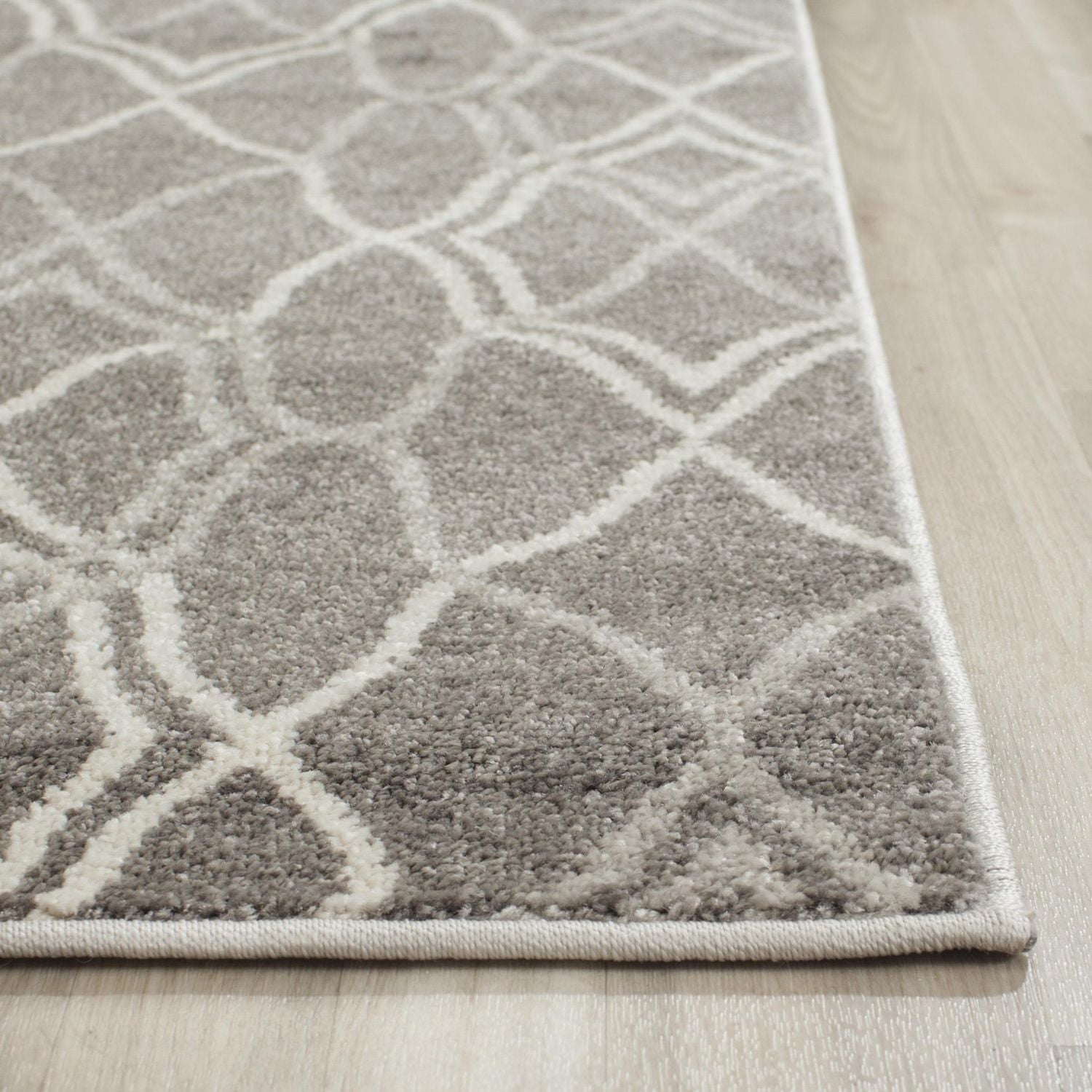 Safavieh Amherst Virginia Geometric Area Rug