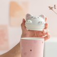 thumbnail image 3 of Ventas promocionales Taza de café con tapa para gatos, Taza de viaje de cerámica con tapa de gato en 3D, Taza alta reutilizable para té, leche, té de burbujas (rosa), 3 of 5