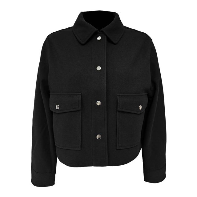 chamarra george para mujer, sobrecamisa, cuello tipo polo, botones al frente y bolsillos negro talla ch vista frontal centrada de sobrecamisa negra George con cuello polo, cierre delantero con cuatro botones plateados visibles, dos bolsillos con solapa y botones en el pecho, corte recto a la cintura y mangas largas con puños; fondo blanco neutro. Suele utilizarse como capa ligera para viajes o capas adicionales en climas fríos.