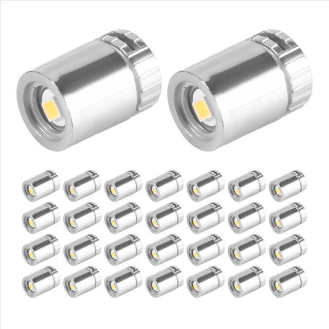 30 piezas de luces led en miniatura, pack de 30 mini focos plateados con LED de luz blanca cálida; vista frontal y agrupada de cilindros plateados con lente central y tapa roscada, para manualidades, casas de muñecas y bloques de juguete; también suelen usarse para iluminar vitrinas en miniatura.