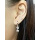 thumbnail image 5 of Aros colgantes de flores para mujeres y niñas, de plata de ley 925, con dijes pequeños de diamantes de imitación y doble margarita, con forma de barra, pequeños aros colgantes para el, 5 of 6