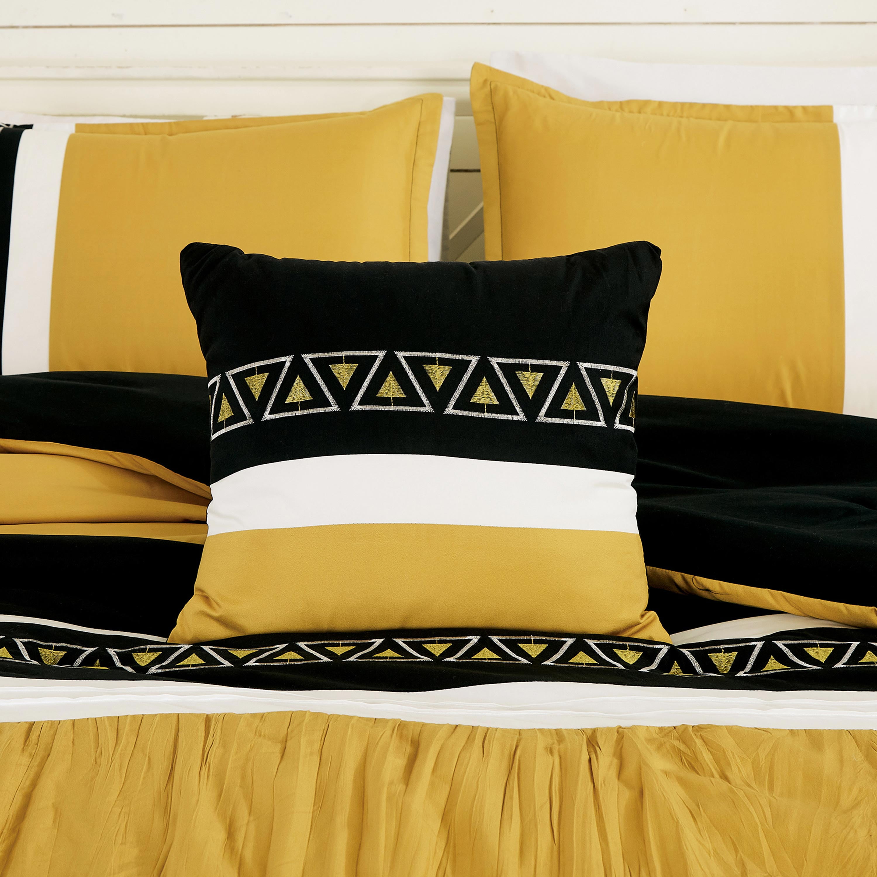 HIG Luxurious 7-Piece Embroidered Queen Bedding Set - Elegant Design & Cozy Comfort - Ideal for Home Decor, Yellow Bed in a Bag