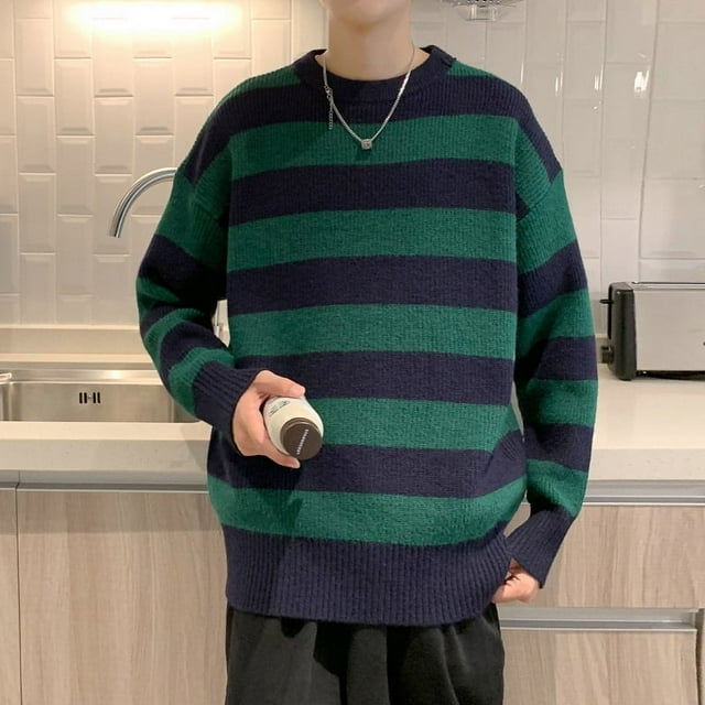 suéter grueso de rayas anchas de moda para hombre Verde XXL ENTASSER, vista frontal centrada de suéter de punto grueso con rayas horizontales anchas verde y azul marino, cuello redondo, puños y pretina acanalados y silueta holgada sobre modelo joven en ambiente interior. Ideal para looks casuales de invierno; también suele usarse como capa exterior ligera para salidas urbanas.
