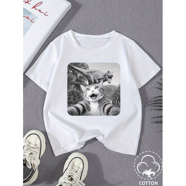 Boys' Dinosaur Chasing Cat Print Humorous Graphic Cotton T-Shirt - Soft, Stretchy, Comfortable Round Neck Short Sleeve Tee for - Perfect Gift for Casual Attire, Casual Wear | Round Neck Tee | Stretch