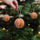 thumbnail image 5 of Adornos navideños Galletas Hombrecito de jengibre Colgante navideño Muñeco lindo Decoración para árbol de Navidad Colgante pequeño, 5 of 6