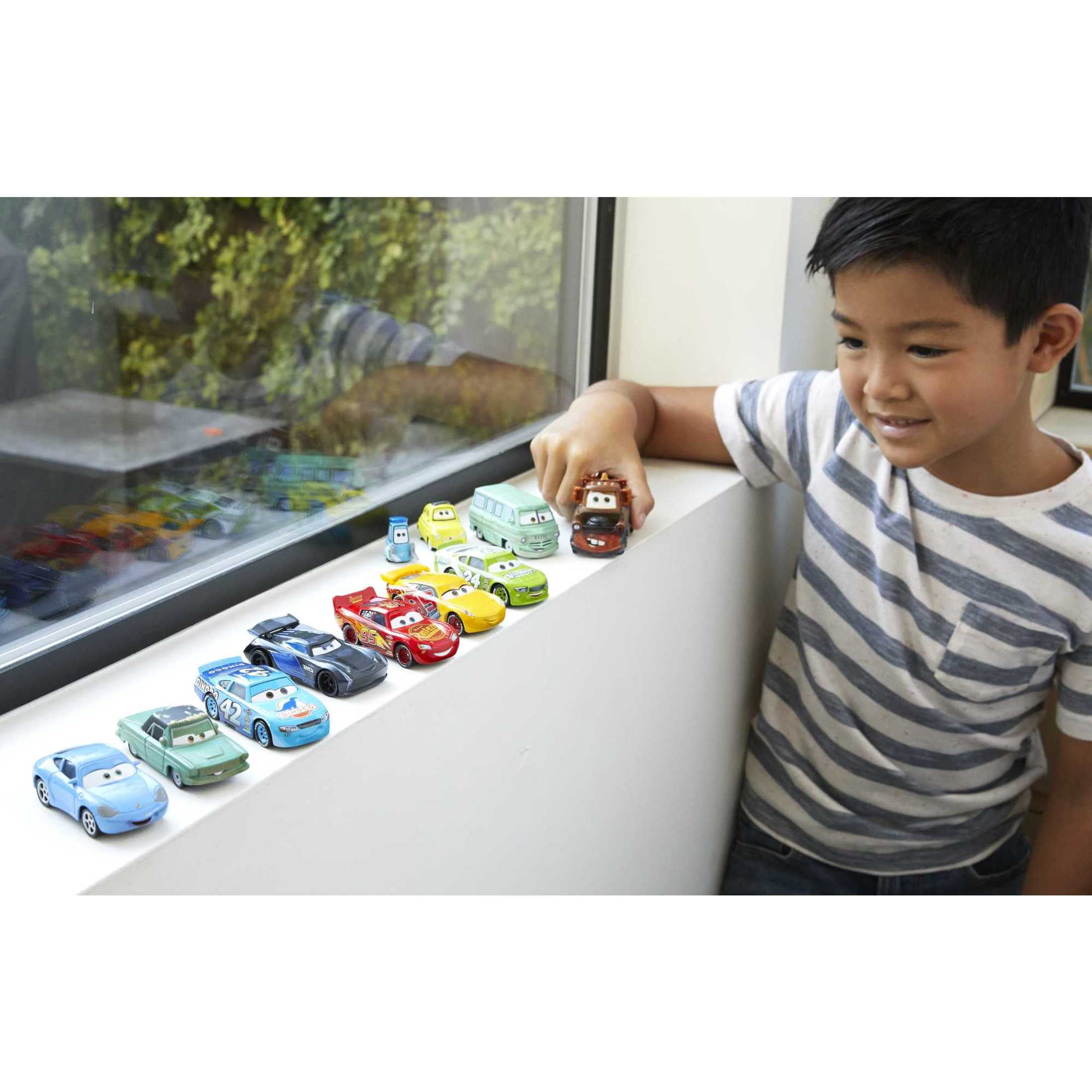Disney Pixar Cars Die-Cast Vehicle Set, 10-Pack of 1:55