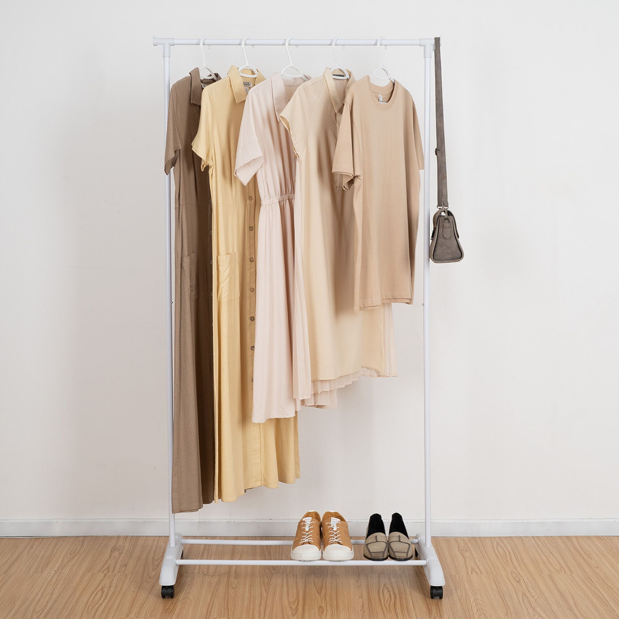 Mainstays Porte-vêtements simple tige simple, blanc. Taille assemblée: 89cmx44.45cmx172.72cm; Supporte jusqu'à 9kg; Roulettes de transport; Rangement supplémentaire en bas.