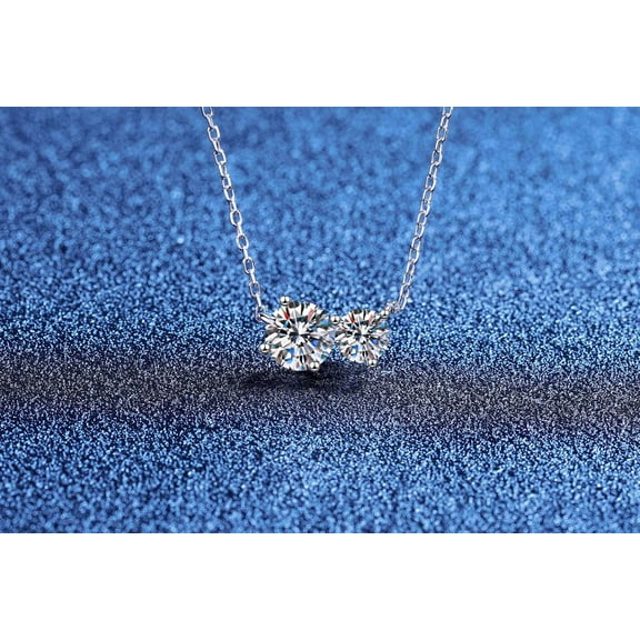 Leander's 925 sterling silver Gemini necklace features a 1.5-carat D-color lab-grown diamond. This necklace is luxurious yet stylish, perfectly complementing any outfit and perfect for everyday wear.