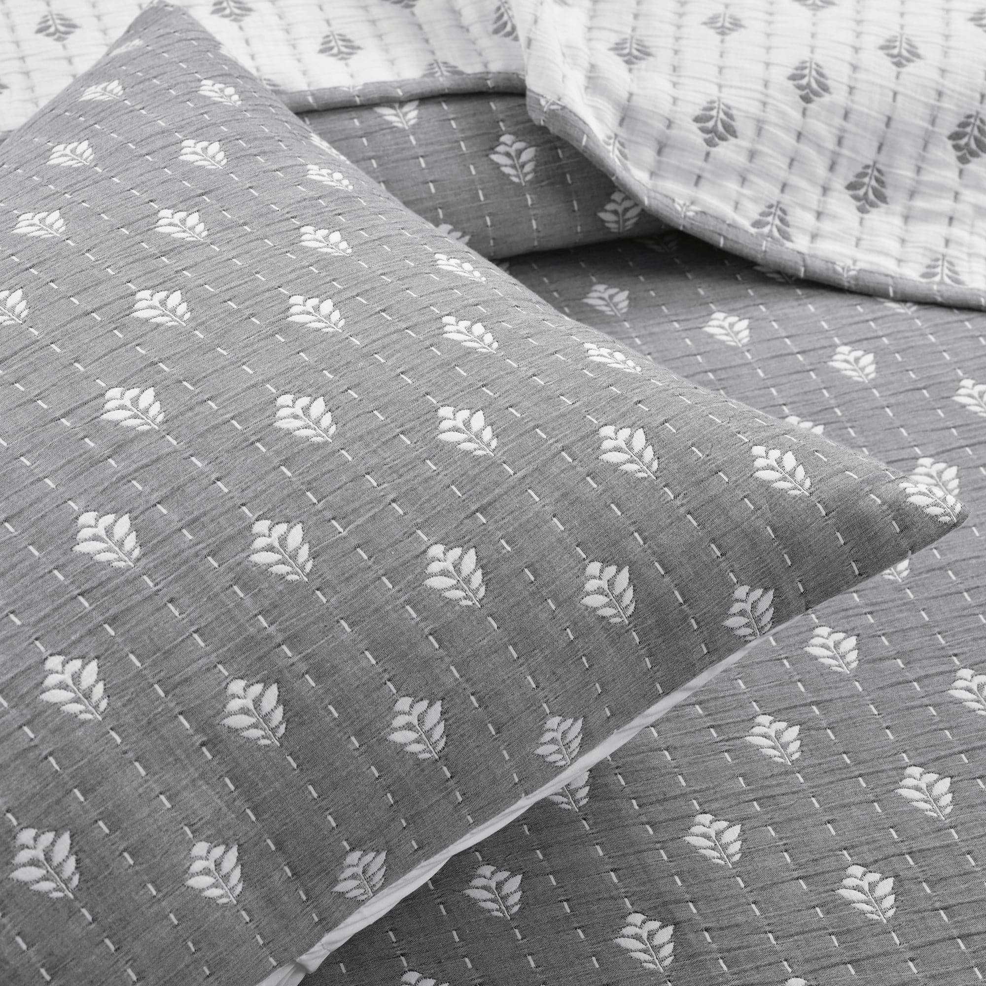 Lush Decor Hygge Kantha Pick Stitch Yarn Dyed Cotton Jacquard Quilt, King, Neutral/Off White, 3-Pc Set