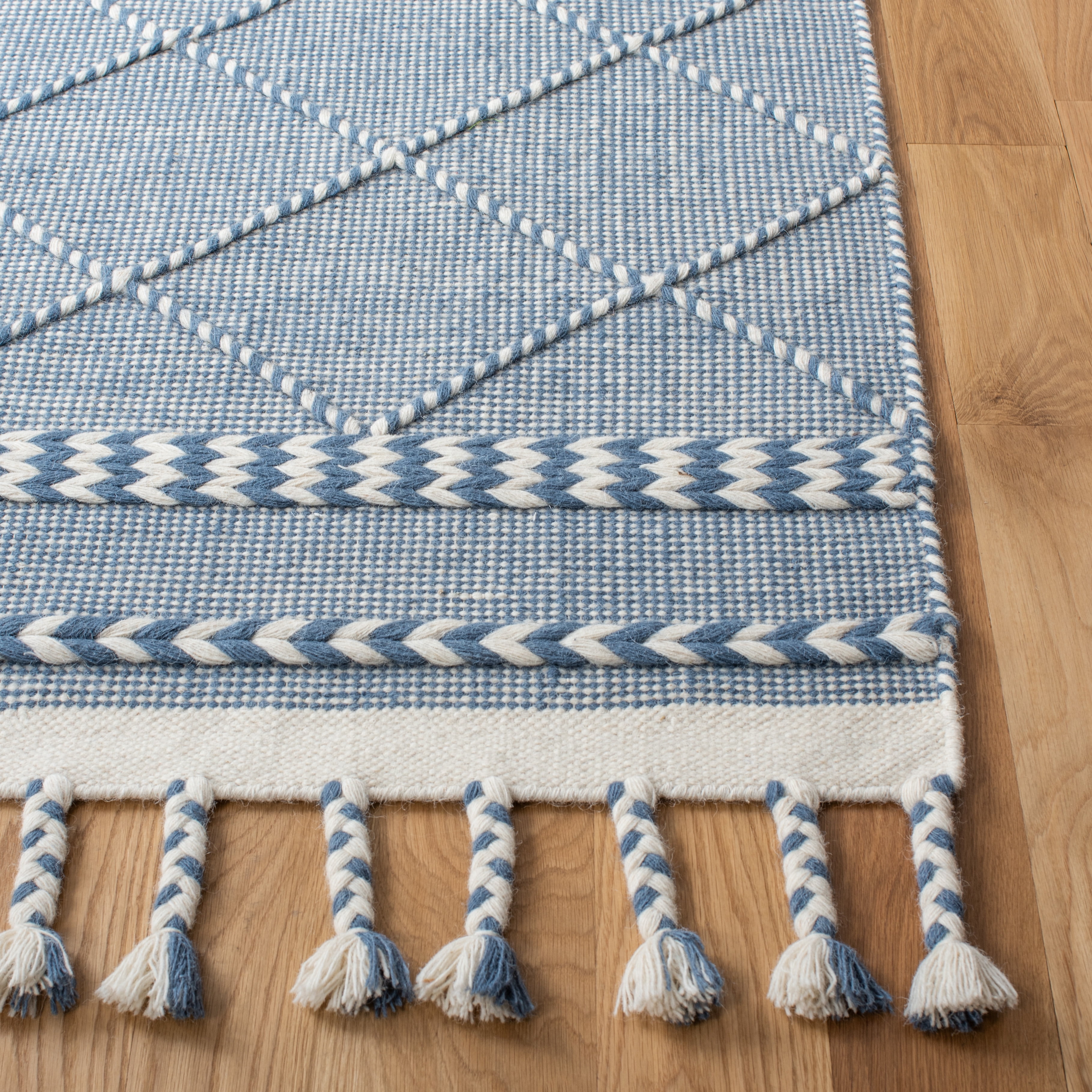 SAFAVIEH Casablanca Roswell Geometric Area Rug, Blue/Ivory, 6' x 9'