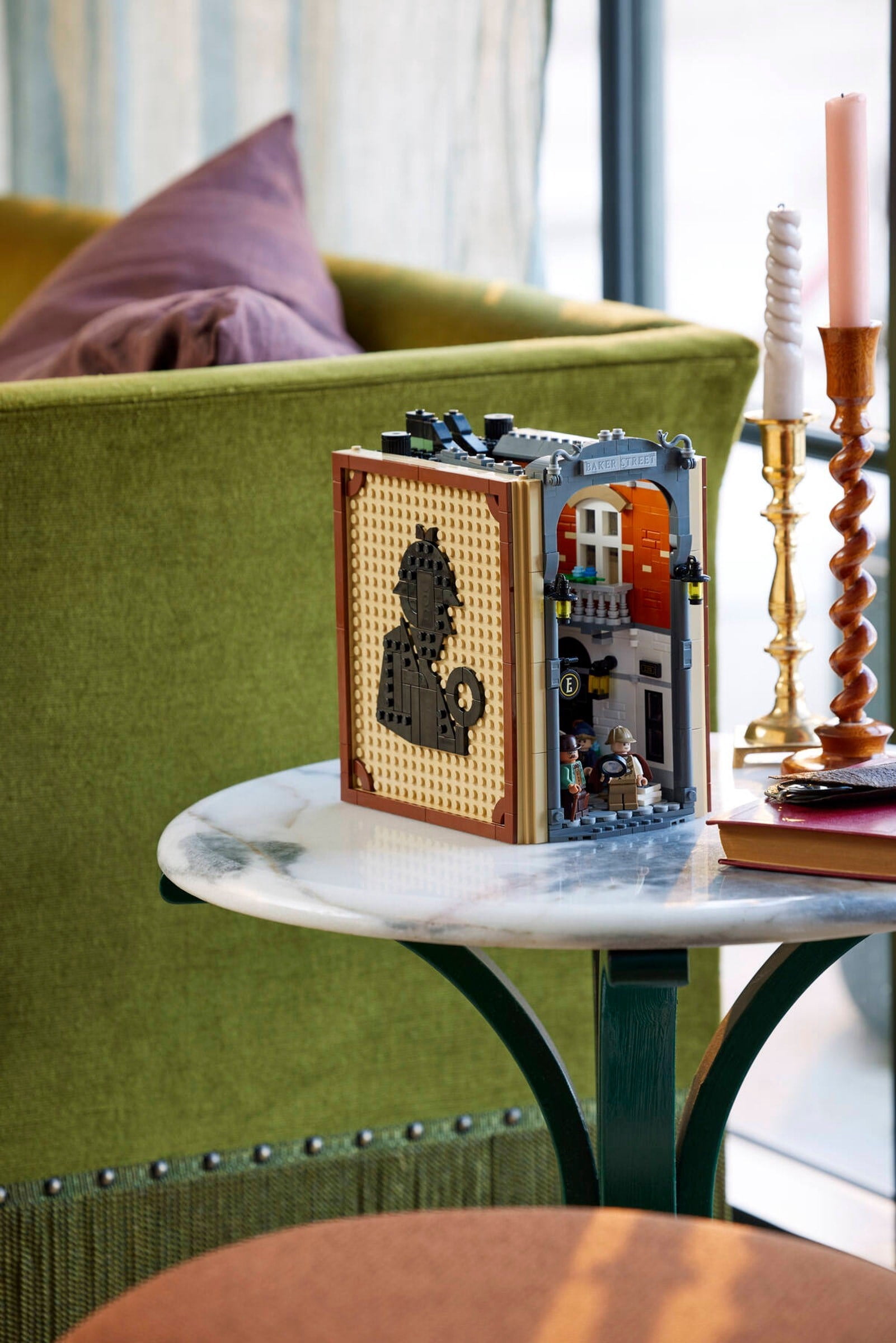 LEGO Icons Sherlock Holmes Book Nook 10351 Building Set – Victorian London Bookshelf Display with Minifigures, Collectible Literary Decor Model for Adults