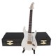 thumbnail image 4 of CHAO Mini modelo de guitarra Guitarra eléctrica Cabezal móvil Instrumento musical Reproducción en miniatura Modelo de casa de muñecas Cumpleaños Decoración del hogar (blanco), 4 of 5