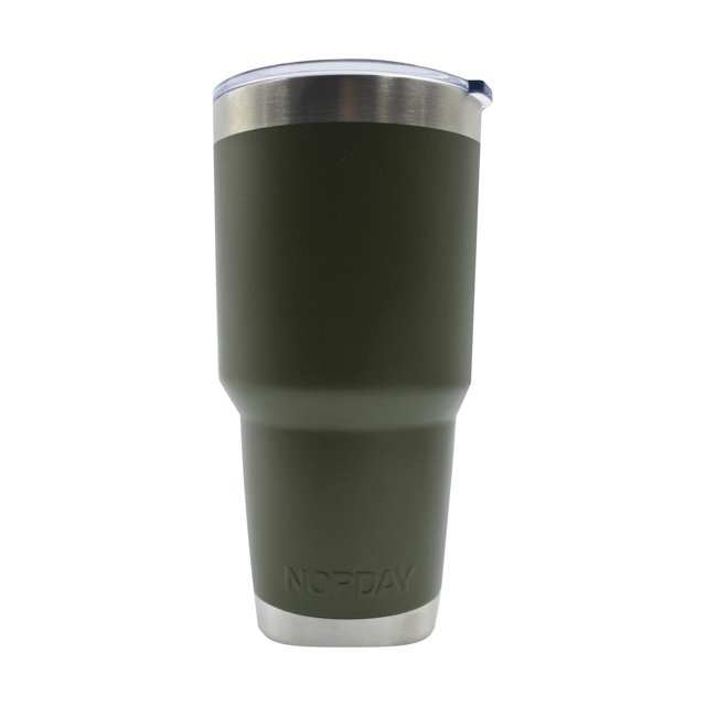 vasos de acero inoxidable norday termo tumbler 30oz 900ml tapa verde 30oz 900ml Vista frontal centrada de termo NORDAY 30oz (900ml) color verde oliva con tapa transparente tipo spill-resistant; cuerpo con acabado mate, aro y base de acero cepillado, contorno ancho en la mitad y logo NORDAY grabado en la base, sobre fondo blanco. También suele usarse como vaso de viaje para bebidas frías o calientes.