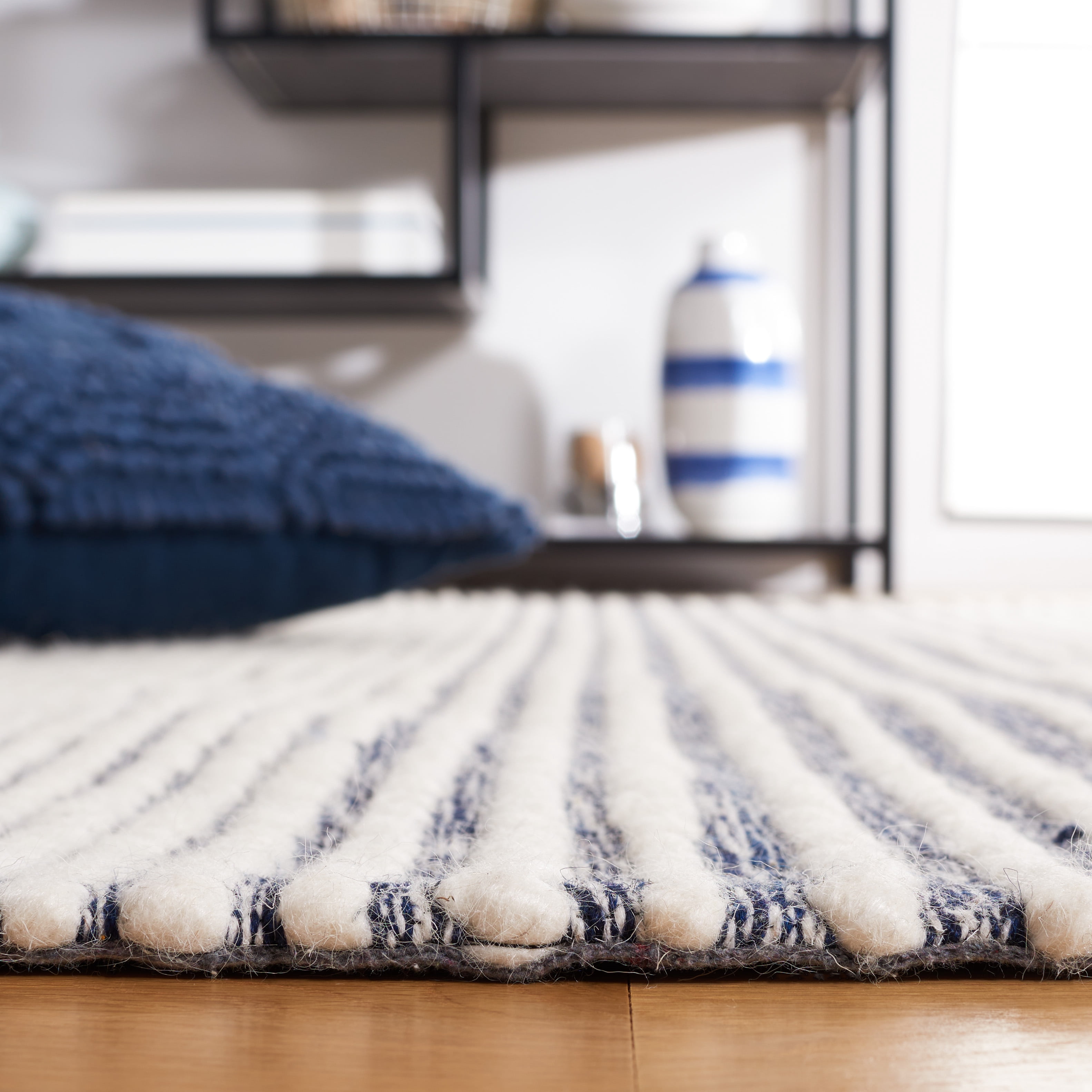 SAFAVIEH Marbella Peronal Distressed Area Rug, Ivory/Navy, 4' x 6'