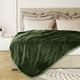 thumbnail image 2 of Manta de franela PiccoCasa suave y cálida con dobladillo ancho en verde oliva tamaño completo, 2 of 7