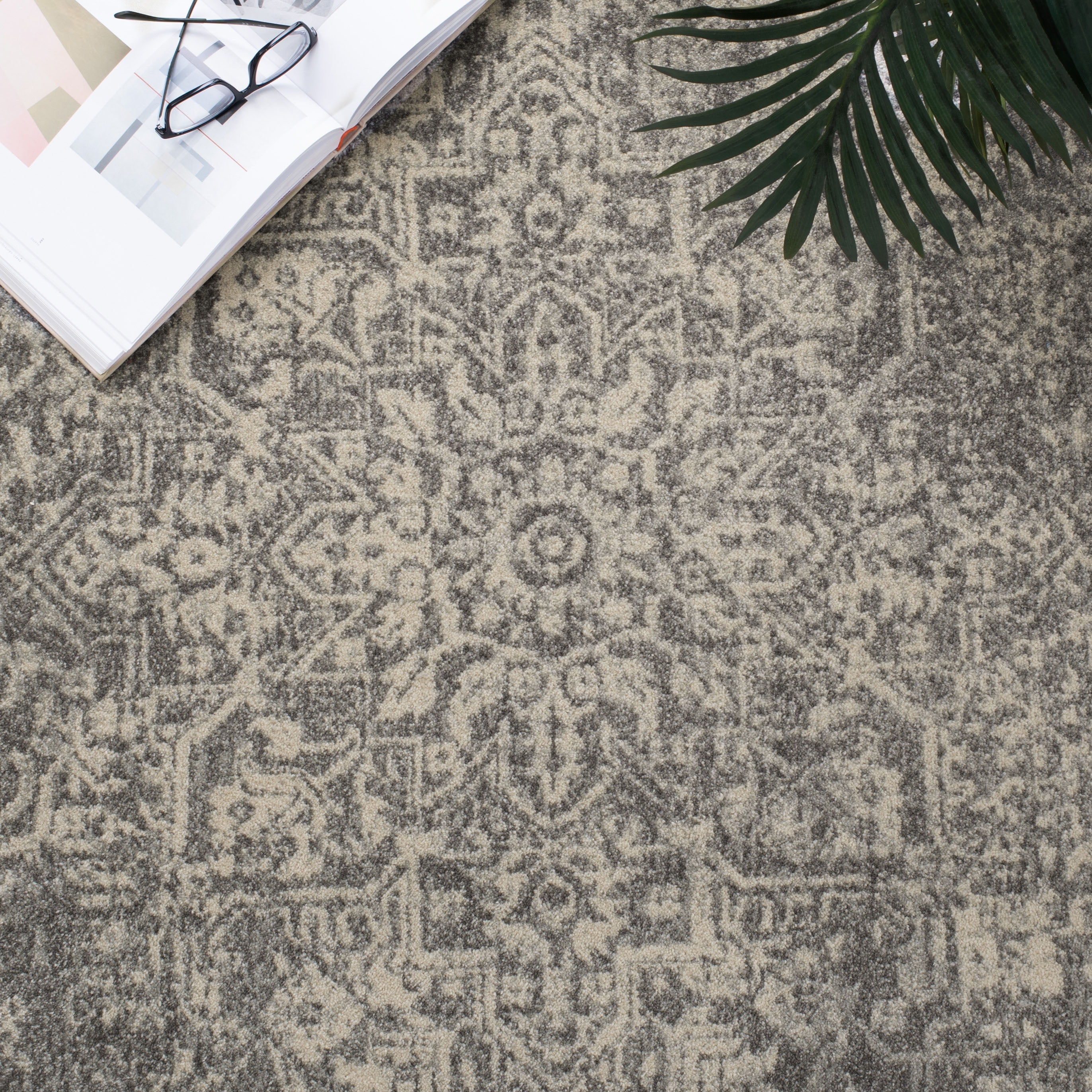 Safavieh Evoke Trena Floral Area Rug, Silver/Ivory, 6' x 8'