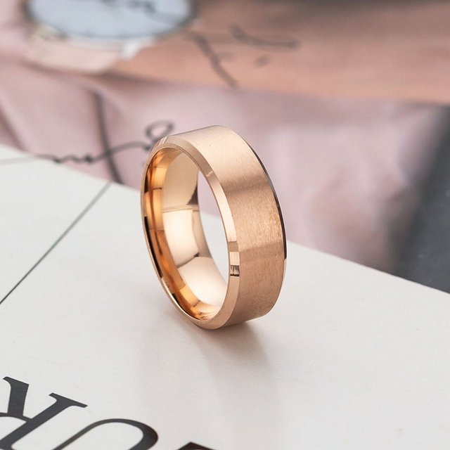 Anillo de acero de titanio de 8 mm, anillo tonto, anillo simple de bisel doble para hombre, anillo de seis colores, diseño simple para hombre