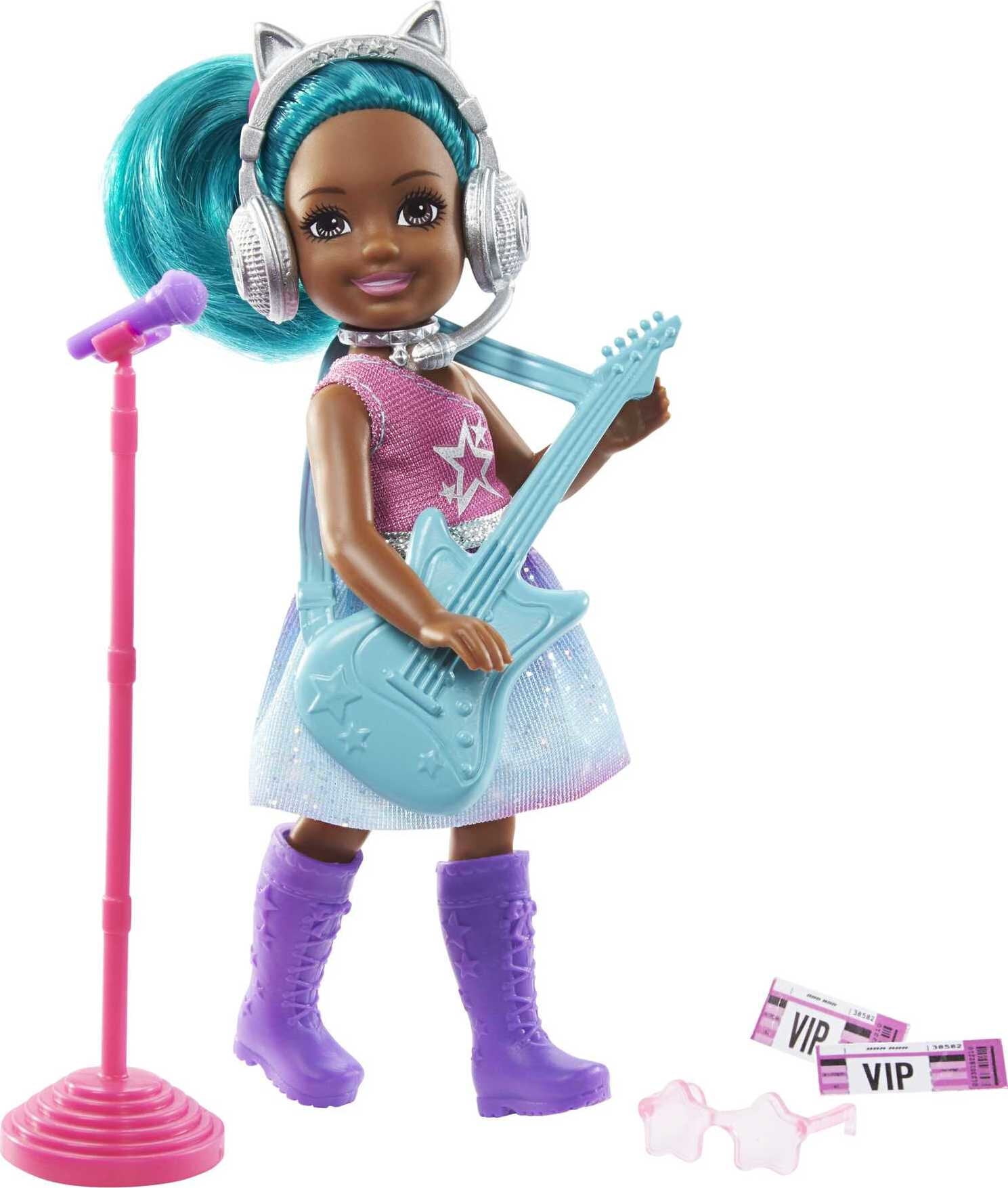 Barbie Chelsea Can Be Playset with Brunette Chelsea Rockstar Doll (6-in/15.24-cm), Guitar, Microphone, Headphones, 2 VIP Tickets, Star-shaped Glasses, Great Gift for Ages 3 Years Old & Up