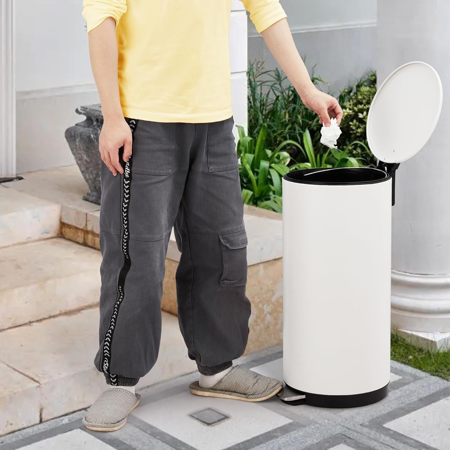 Home Kitchen 8 Gallon (30L) Step Trash Can, Round Bathroom Garbage Can with Lid and Foot Pedal, Kitchen Garbage Bin with Removable Inner Bucket for Home Bedroom Office