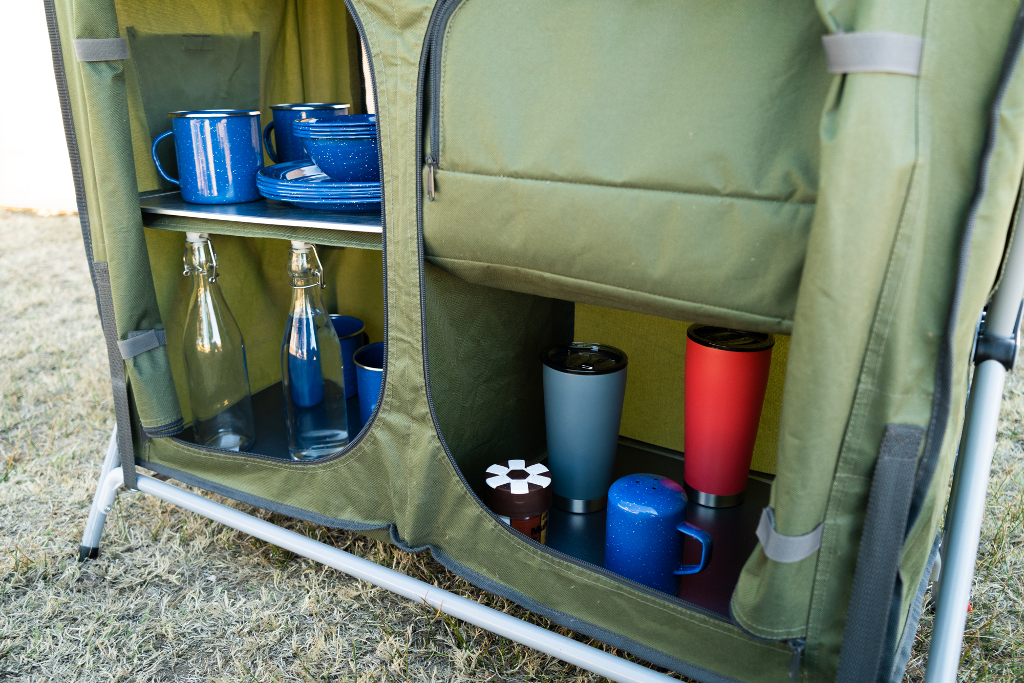 Mesa de campamento, gris, 34.2" ancho x 19.6" fondo x 31.5" alto, nueva 5