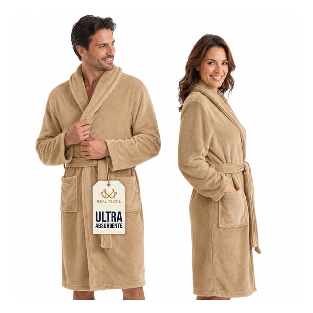 bata de baño suave, absorbente y de secado rápido, unisex real textil (khaki, unitalla) vista frontal y 3/4; microfibra ultra suave y absorbente con acabado liso, cinturón ajustable anudado, dos bolsillos frontales grandes y presilla para colgar; largo aprox. 112 cm hasta la rodilla, mangas largas y ajuste holgado ideal para después de la ducha, spa o alberca.