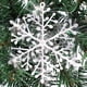 thumbnail image 3 of El árbol de Navidad está decorado con copos de nieve y cuelga coronas de copos de nieve., 3 of 5