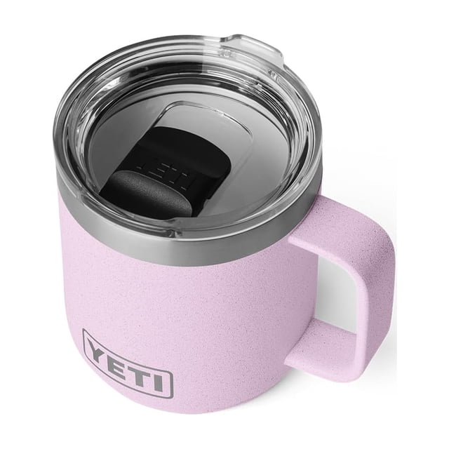 Taza YETI Rambler de 300 mL con revestimiento cerámico y tapa MagSlider, vista cenital 3/4 de una taza rosa con asa; cuerpo de acero inoxidable con recubrimiento cerámico rosa texturizado, logo YETI en la base, borde de acero inoxidable y tapa transparente MagSlider con deslizador magnético negro visible; también suele usarse para llevar bebidas en viajes cortos.