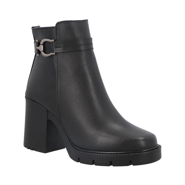 botas vitalia mujer vestir piel suela alta cierre comoda ligera negro 26 Botín Vitalia en negro, 3/4 frontal con tacón ancho de 8 cm y suela alta dentada; piel lisa, cierre lateral visible y correa con hebilla metálica en el tobillo, silueta redondeada sobre fondo blanco, ideal para looks de oficina y suele usarse también en eventos formales breves.