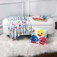 thumbnail image 1 of Ensemble de Couverture et Coussin en Peluche : Baby Shark, 1 of 7