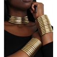thumbnail image 3 of Conjunto de 2 brazaletes africanos con hebilla ancha de metal dorado para mujer., 3 of 5