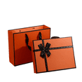 thumbnail image 1 of Caja de regalo de cartón naranja de 27 x 27 x 3 cm con cinta negra, 1 of 2