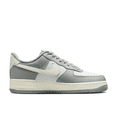 thumbnail image 4 of Nike Original Air Force 1 07 Low Top Boardshorts Zapatillas clásicas informales para exteriores para hombre en color gris y verde, 4 of 5