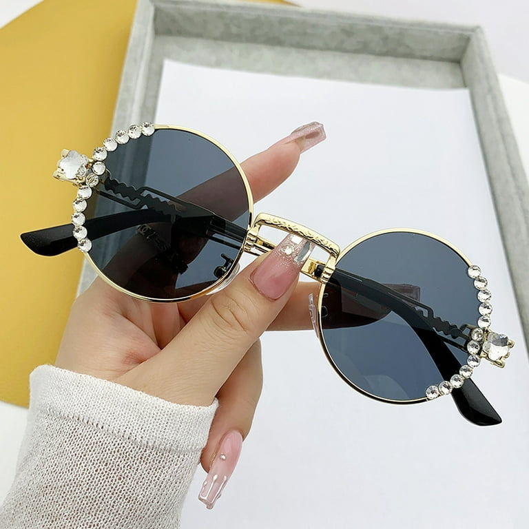 ROUND-FRAME SUNGLASSES WITH PEARLY PRINCESS CHAIN –