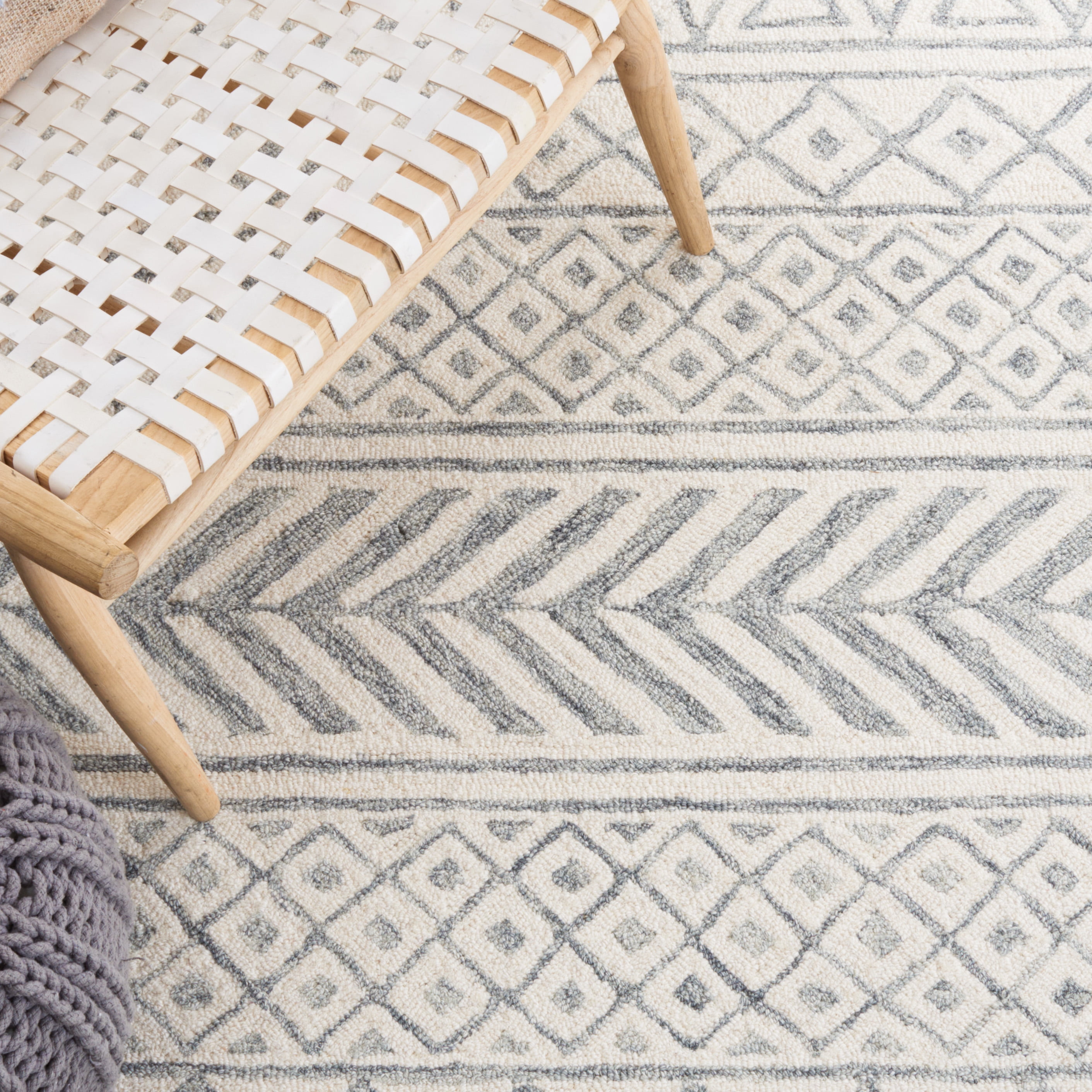 SAFAVIEH Metro Beaumont Southwestern Area Rug, Ivory/Grey, 6' x 6' Square