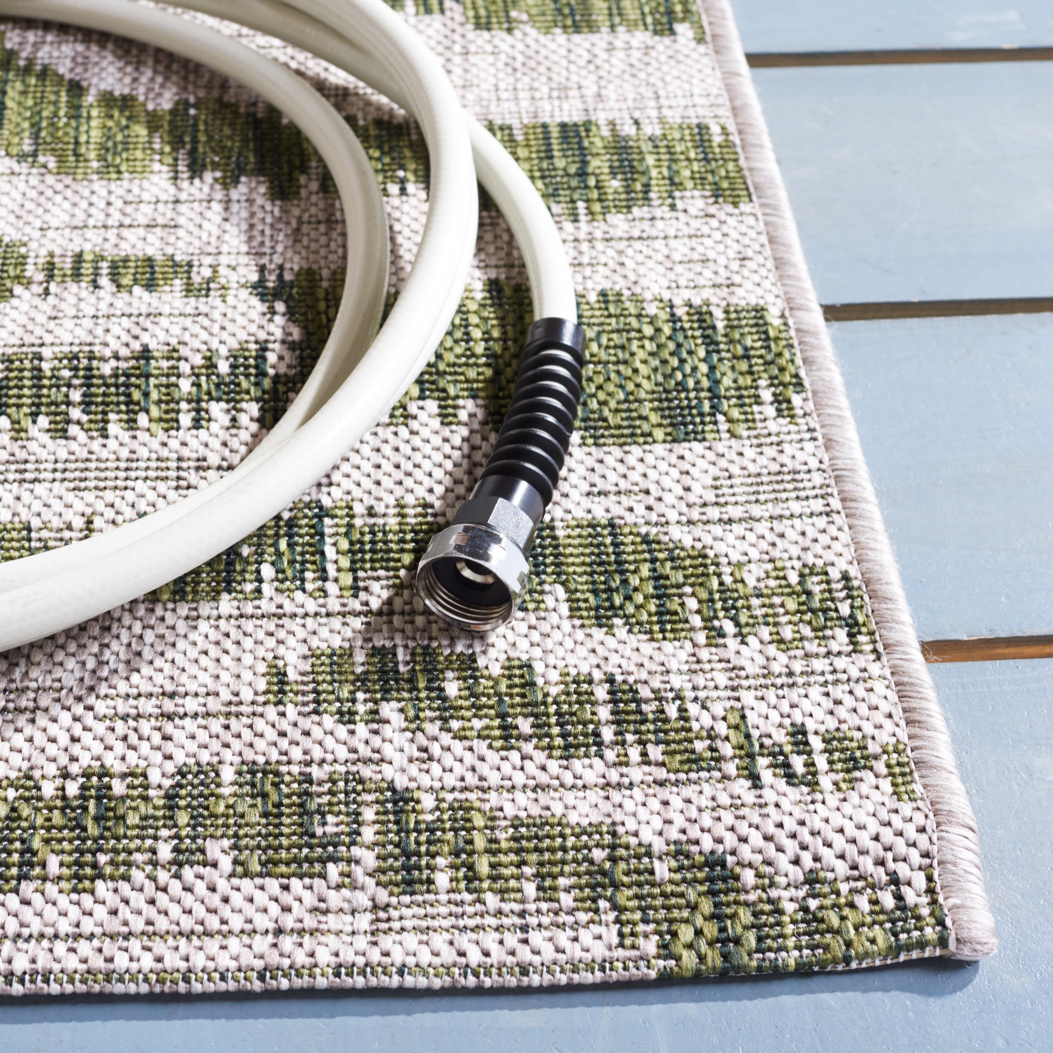 SAFAVIEH Courtyard Gerald Animal Indoor/Outdoor Area Rug, Grey/Green, 2'7" x 5'