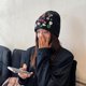 thumbnail image 4 of Gorro de punto con botones de colores, gorros de calavera con botones Y2K para mujer y hombre, gorros cálidos para exteriores e invierno, 4 of 6