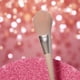 thumbnail image 2 of Brocha de maquillaje rosa redondeada, 2 of 2